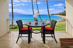 Outdoor dining - Stunning Kihei Fully Remodeled Oceanfront Condo Ocean Views Rooftop Pool (Kihei)