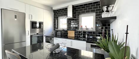 Refrigerador, microondas, horno, lavavajillas