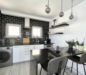 Réfrigérateur, micro-ondes, four, lave-vaisselle