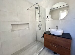 Dusche, Haartrockner, Handtücher