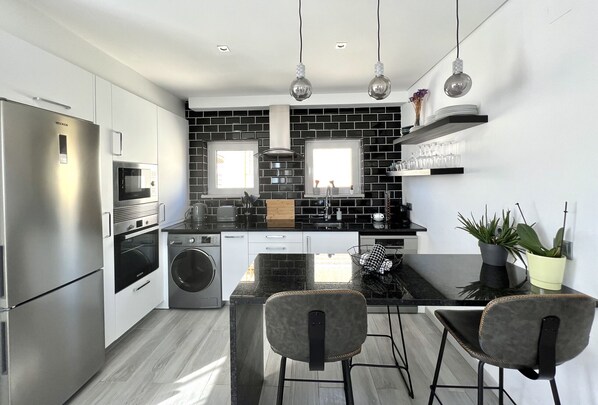 Réfrigérateur, four à micro-ondes, un four, surface de cuisson