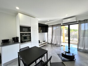 Kjøleskap, mikrobølgeovn, ovn og kaffetrakter/tekoker