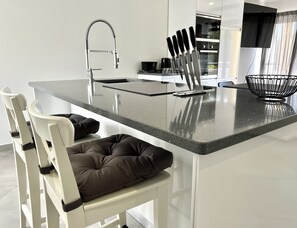 Kjøleskap, mikrobølgeovn, ovn og kaffetrakter/tekoker