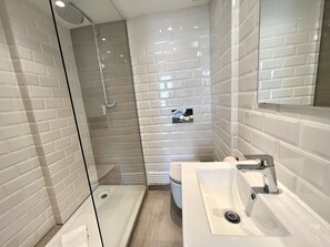 Douche, sĂšche-cheveux, serviettes fournies