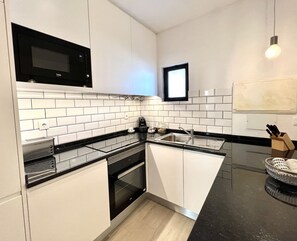 Kühlschrank, Mikrowelle, Ofen, Geschirrspüler