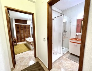 Douche, séchoir à cheveux, serviettes fournies