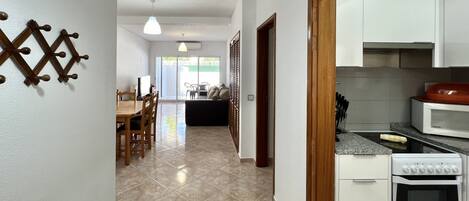 Kühlschrank, Mikrowelle, Ofen, Geschirrspüler