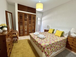 1 chambre, coffre-fort, fer et planche à repasser