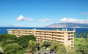 Exterior - Kihei Surfside #508: Gorgeous Oceanfront Escape with Mesmerizing Views (Kihei, Maui)
