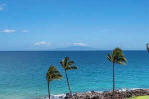 En la playa, camastros y toallas de playa 