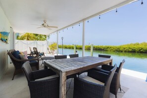 Outdoor dining - Sunsets in Paradise 2 bed 2 bath with Cabana Club and 40 ft of dockage w/2 kayaks in Key Colony Beach (Key Colony Beach)
