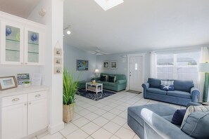 Smart TV - Sunsets in Paradise 2 bed 2 bath with Cabana Club and 40 ft of dockage w/2 kayaks in Key Colony Beach (Key Colony Beach)
