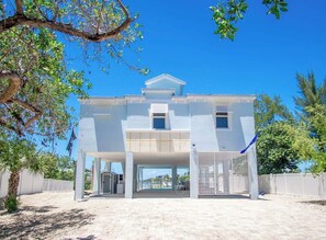 Exterior - Coco Cay House on Coco Plum with pool and dock (Marathon)