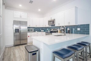 Oven, stovetop, coffee/tea maker, cookware/dishes/utensils - Coco Cay House on Coco Plum with pool and dock (Marathon)