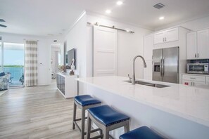 Fridge, oven, stovetop, coffee/tea maker