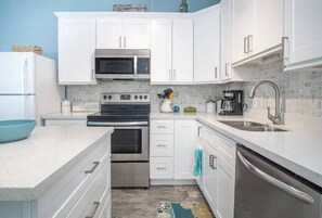 Fridge, microwave, oven, stovetop - Sea La Vie 2 bedroom on open water in Kcb (Key Colony Beach)