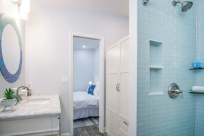 Baignoire, sèche-cheveux, serviettes fournies, savon