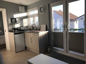 Een koelkast, een magnetron, een waterkoker, een broodrooster