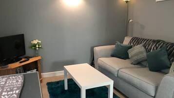 Een televisie en een muziekbibliotheek