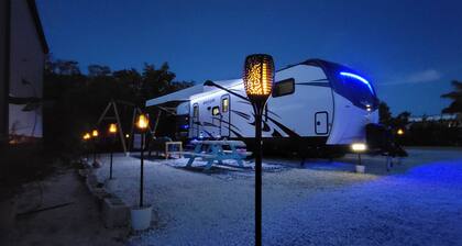 Hidden gem in Key Largo, bunk room, outdoor kitchen, 2 pools, laundry, 2 beaches