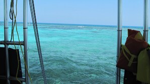 A view from a boat with turquoise water and a clear sky. - Hidden gem in Key Largo, bunk room, outdoor kitchen, 2 pools, laundry, 2 beaches (Key Largo)