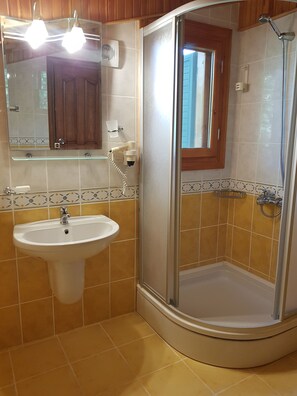 Standard Double Room | Bathroom | Shower, hair dryer, bidet, towels - Pinea Pansiyon (Kemer)