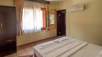 Standard Double Room | Free WiFi, bed sheets