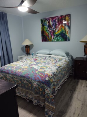 3 quartos, escrivaninha, ferros/tábuas de passar roupa