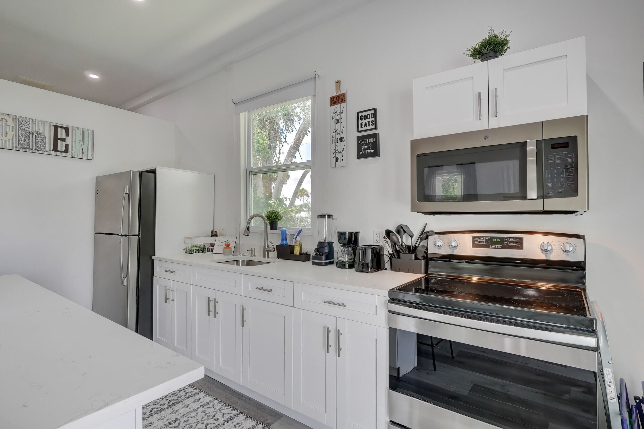 Kjøleskap, mikrobølgeovn, ovn og kokeplater