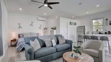 Een televisie en een kantoor