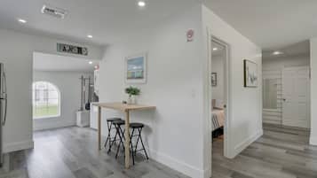 4 slaapkamers, een bureau, een strijkplank/strijkijzer, wifi