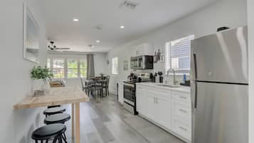 Een koelkast, een magnetron, een oven, een kookplaat