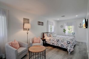4 bedrooms, desk, iron/ironing board, WiFi - Charming Downtown Retreat with Private Units (Bonita Springs)