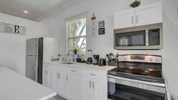 冷蔵庫、電子レンジ、オーブン、コンロ