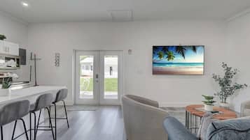 Een televisie en een kantoor