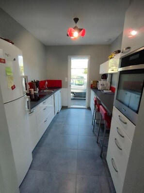 Fridge, microwave, oven, stovetop - Detached house 700m from the Golfe du Morbihan with enclosed grounds (SARZEAU)