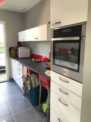 Refrigerador, microondas, horno, placa de cocina