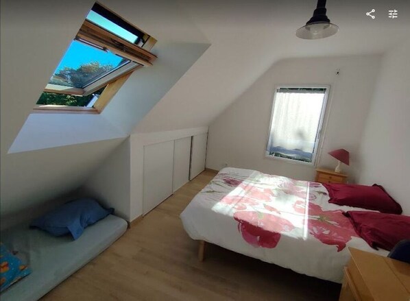 3 bedrooms, iron/ironing board, travel crib, free WiFi