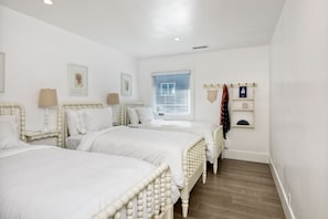 3 室のベッドルーム、アイロン / アイロン台、WiFi (無料)、ベッドシーツ