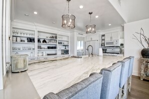 Fridge, microwave, oven, stovetop - Oceanfront, Rooftop Deck & Fireplace, BBQ, Parking (Carlsbad)