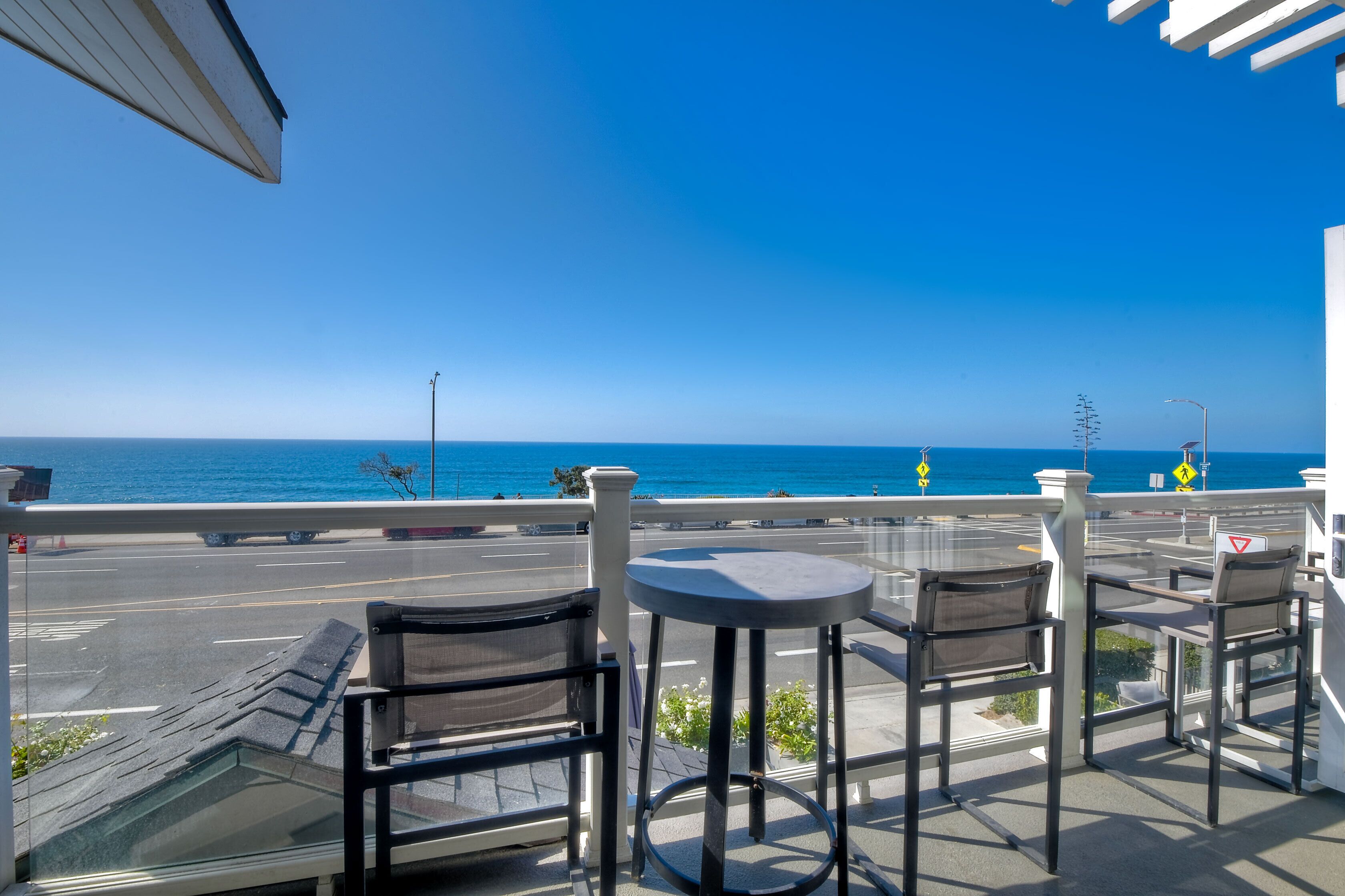 Oceanfront, Rooftop Deck & Fireplace, BBQ, Parking
