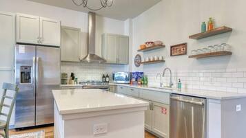 冰箱、微波炉、烤箱、炉灶