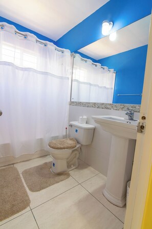 Combined shower/tub, towels, soap, toilet paper - Gated Beachfront House - 10 Minutes from Kingston (Portmore)