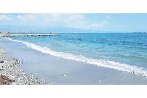 Gated Beachfront House - 10 Minutes from Kingston