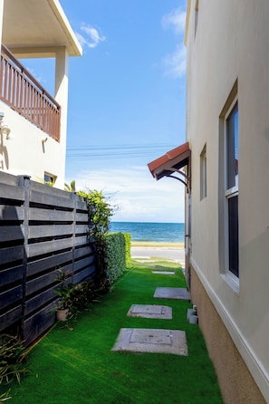 Property grounds - Gated Beachfront House - 10 Minutes from Kingston (Portmore)