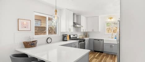 Refrigerador, horno, placa de cocina, lavavajillas