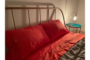 2 soverom, skrivebord, strykejern/-brett og wi-fi (inkludert)