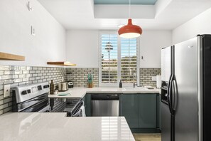 Kjøleskap, mikrobølgeovn, ovn og kokeplater