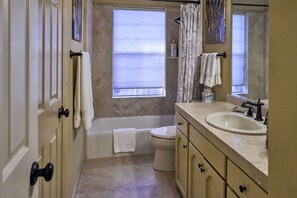 Ensemble douche/baignoire, sèche-cheveux, serviettes fournies