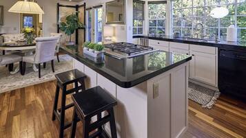 Køleskab, mikrobølgeovn, ovn, kogeplade